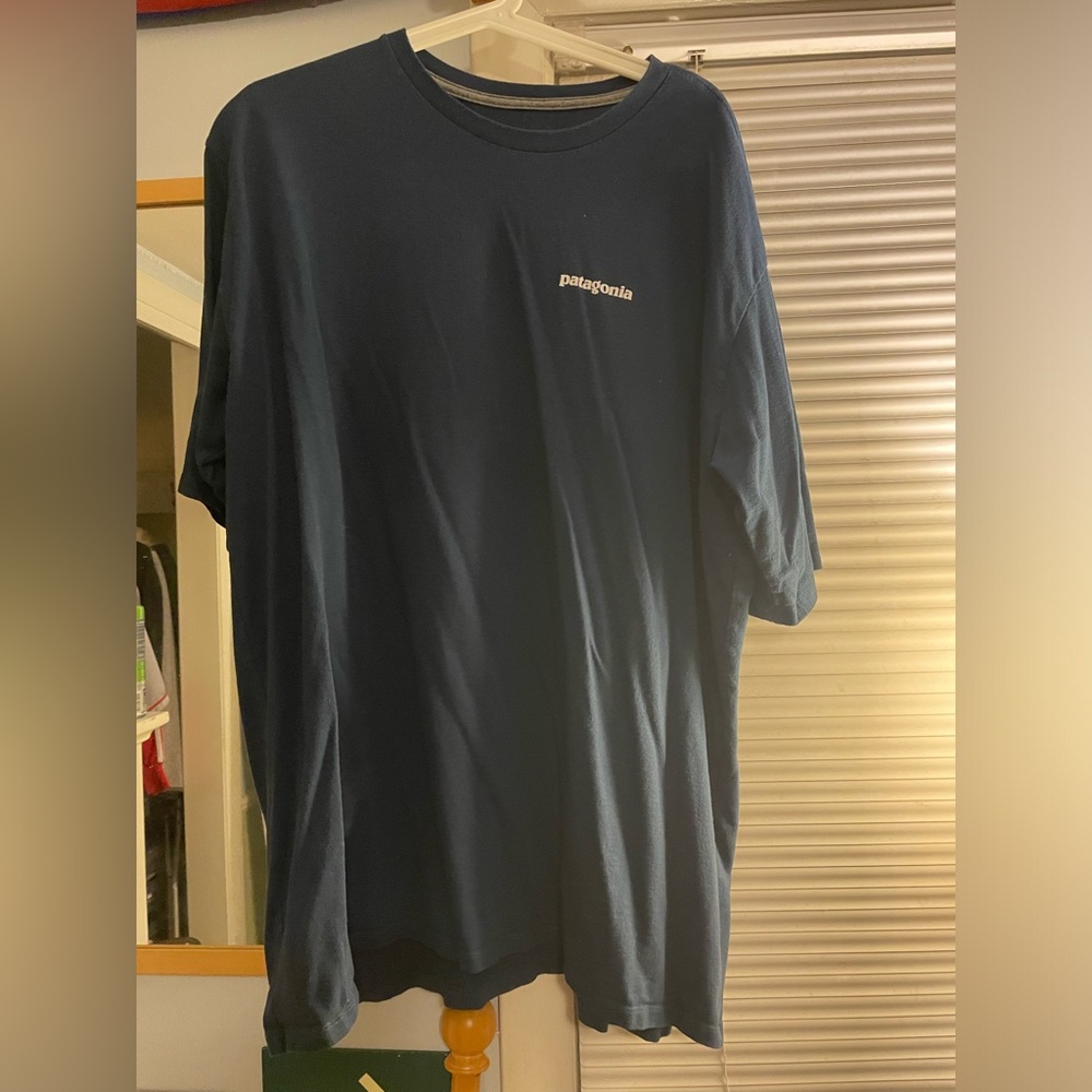 Men’s Patagonia navy blue t-shirt size xxl